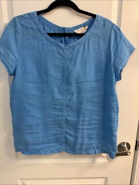 C&C California Sky Blue Linen Short Sleeve with Back Button Detail